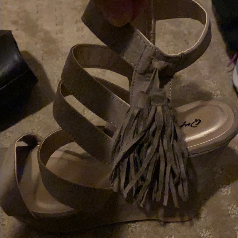 Grey with fringe wedges